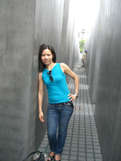 eine Thai im Holocaust Denkmal 2008