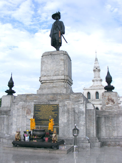 Statue von Rama VII. vor der Offenen Universität Sukhothai Thammathirat in Nonthaburi.