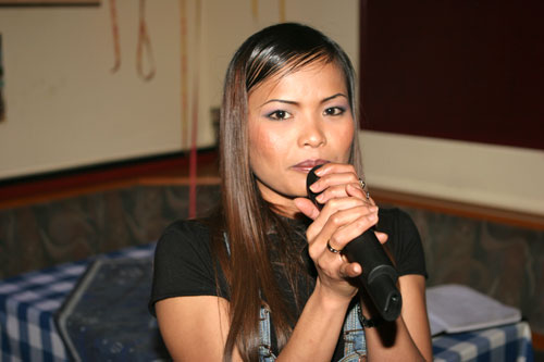 Noi singt Thai Karaoke