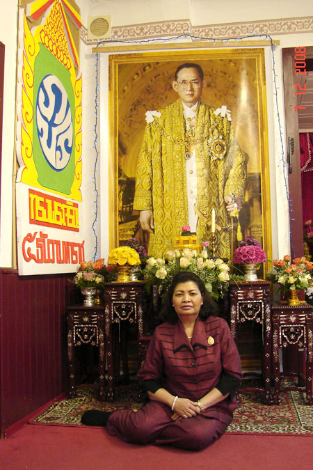 vor dem Bildnis König Bhumibol Adulyadej 2008