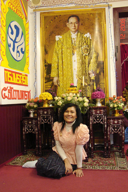 Foto vor Bildnis König Bhumibol Adulyadej 2008