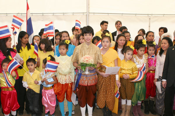thailändische Kinder feiern den König 2008