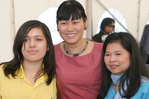 Thailänderinnen ehren den König 2008