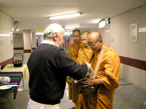 Thailändische Mönche bekommen Essen in Berlin