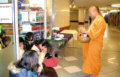 Essensspenden im U-Bahnhof Fehrbelliner Strasse