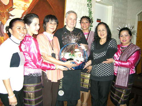 Thaitänzerinnen gratulieren