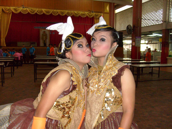 zwei junge Thaitänzerinnen 2008