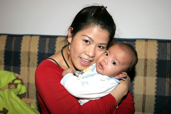 Thaifrau Puy mit Baby