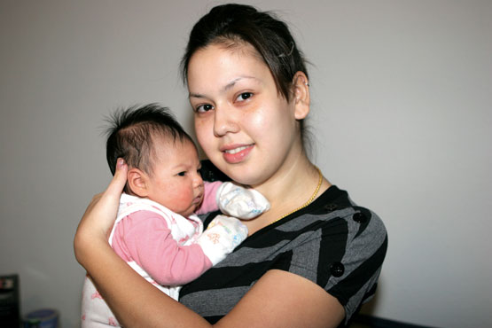 Thaifrau Sabina mit Baby
