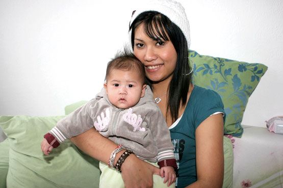 hübsche Thaimama mit ihrem Baby