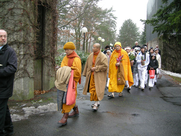 Mönche bei vietnamesicher Beerdigung 2008