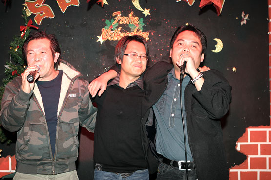 Edd und Yad singen Thaikaraoke 2009