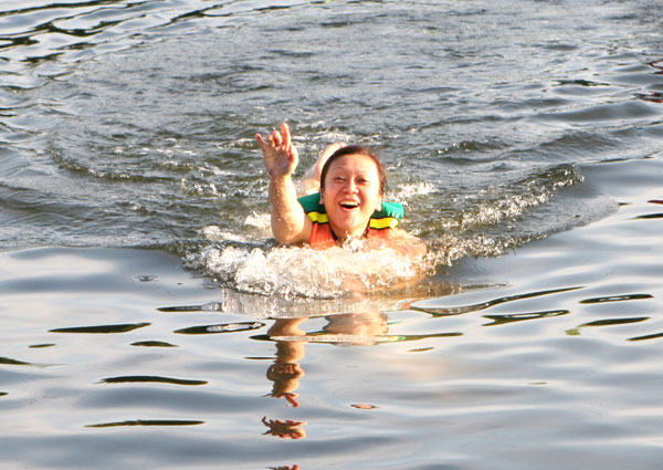 Helmuts beste Seite wird von einem Delphin angetrieben.