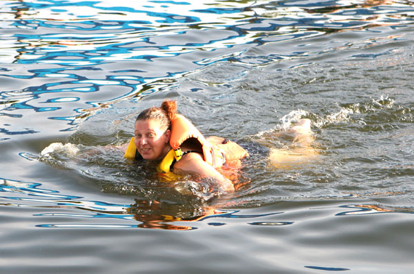 Der Pinguin lässt sich von einem big Fish antreiben.