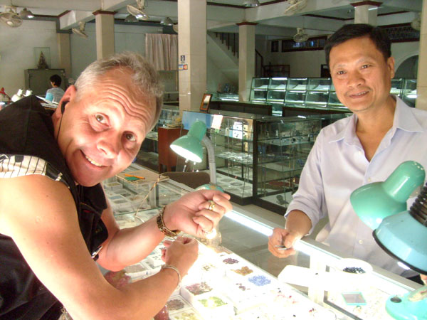 FARANG Reporter Winny auf dem Edelstein Markt in Chantha Buri - was geht da ab?