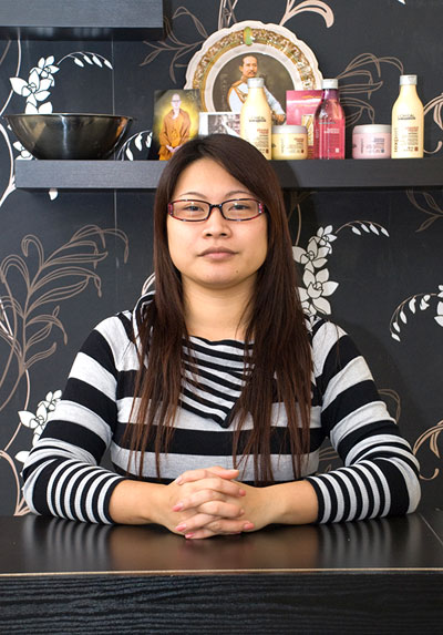 Selbstbewusst: Das ist die Chefin des neuen Benz Beauty Salon in Berlin Neukölln.