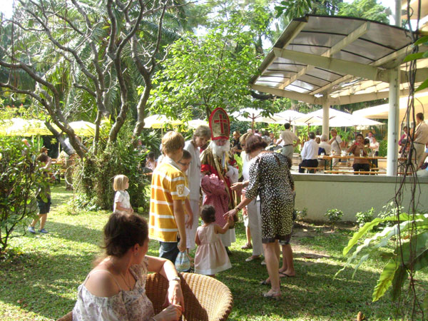 Der Nikolaus im Garten der Deutschen Botschaft in Bangkok
