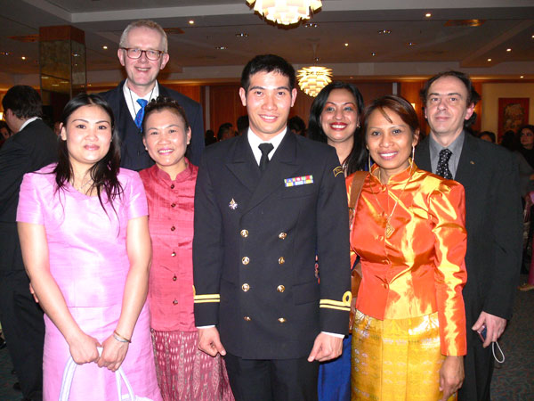 Die Feier des 82. Geburtstages des thailändischen Königs im Hotel Best Western. 