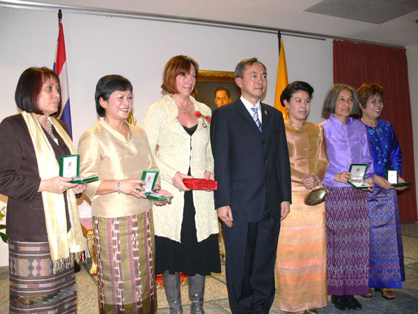 Die Feier des 82. Geburtstages des thailändischen Königs im Hotel Best Western. 