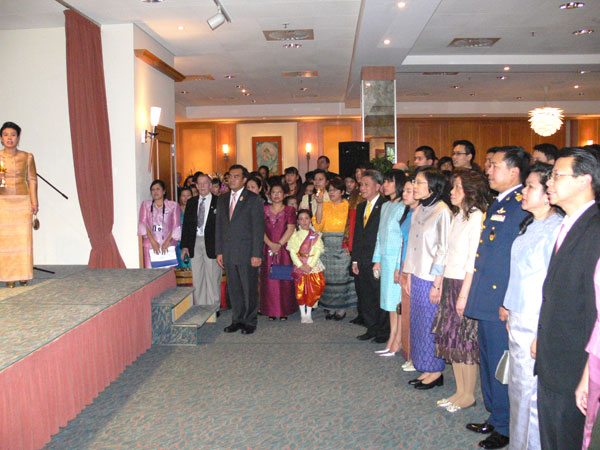 Die Feier des 82. Geburtstages des thailändischen Königs im Hotel Best Western. 