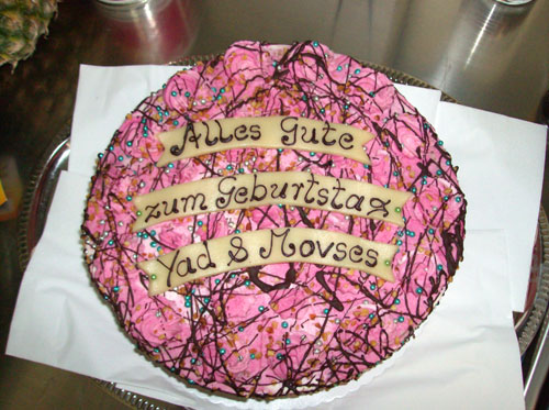 Da ist sie ja - die Geburtstagstorte für Yad und Moses. Beide feiern immer zusammen.