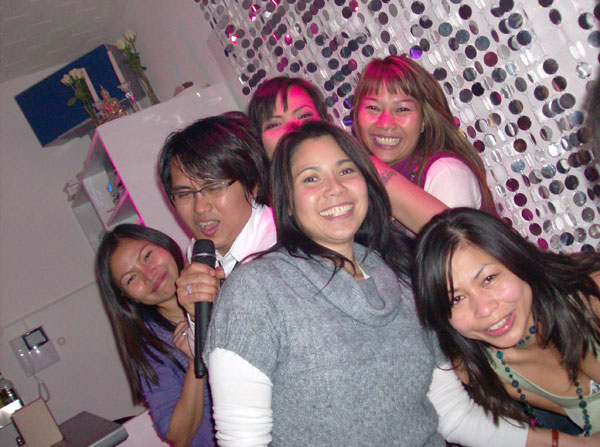 Wenn Yad singt, dann schmelzen die Thai-Girls.