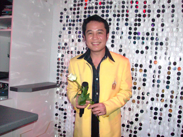 R.C.A.-Chef Toi überbringt eine weisse Rose.