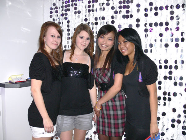 Michas Töchter, die kleine Noi und hübsche Bedienung von Philippienen.