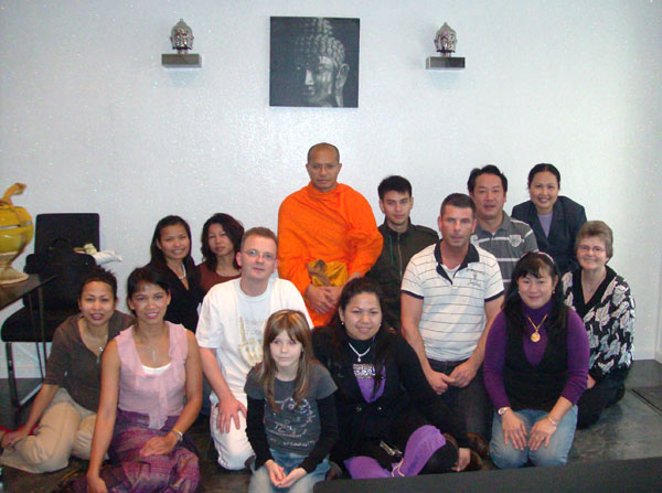 Der Mönch weihte das neue Thairestaurant und die Karaoke-Bar in Berlin-Steglitz