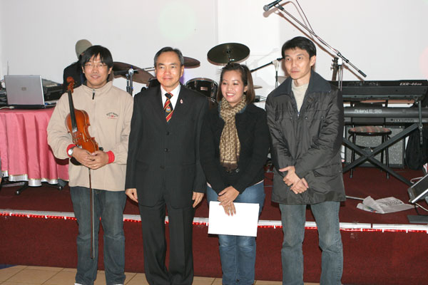 Der Thai Botschafter beim Benfiz für die Opfer des Hochwassers