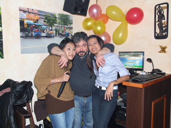 Melo in seinem Thai Cafe und Karaoke namens PATTAYA