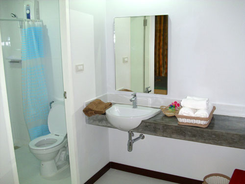 Sachlich und sauber - WC und Dusche in der CK Residence in Pattaya