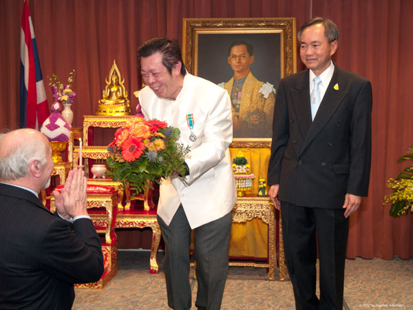 Der Botschafter vor dem Bildnis des Königs, während Edd von Hamid geehrt wird