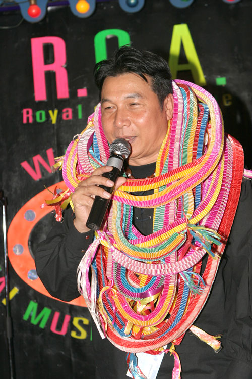 Tom Dundee mit vielen Buang Malais