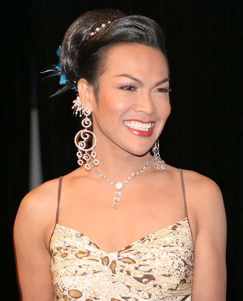 Ladyboy beim Benefiz für die Opfer des Hochwassers in Thailand