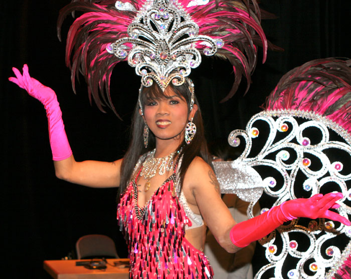 Ladyboy beim Benefiz für die Opfer des Hochwassers in Thailand