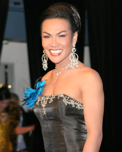 Ladyboy beim Benefiz für die Opfer des Hochwassers in Thailand