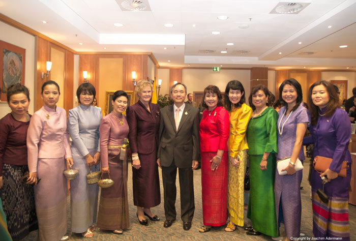 König Bhumibol Adulyadej Geburtstag mit dem Botschafter