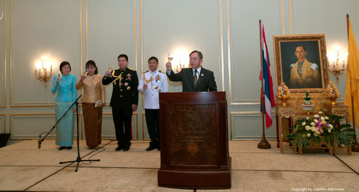 König Bhumibol Adulyadej Geburtstag im Adlon