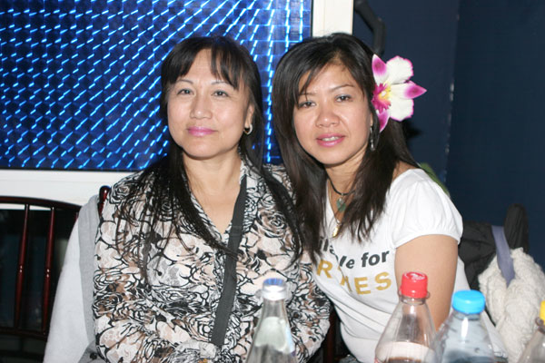 Zwei Thaifrauen mit schöner Blume im Haar