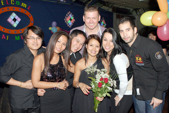 Strahlende Thaifrau Aye mit der ganzen Meute