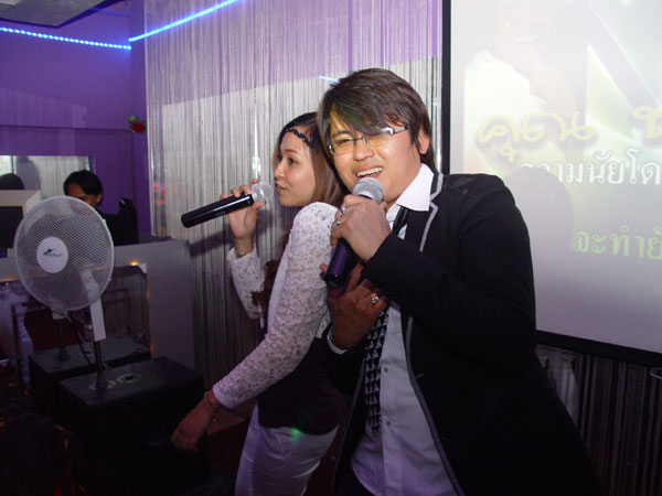 Thai-Juwelier Yad mit seiner Frau Gift