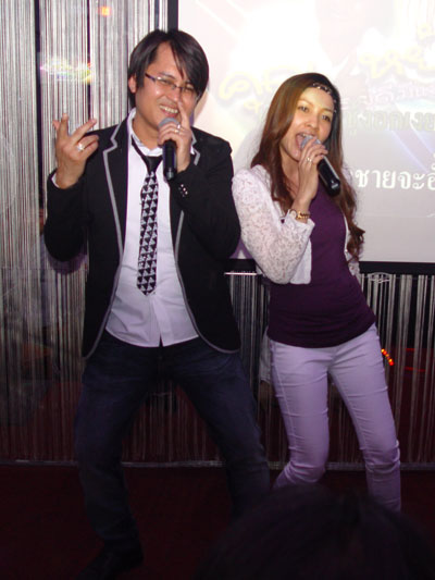 Thai-Juwelier Yad mit seiner Frau Gift