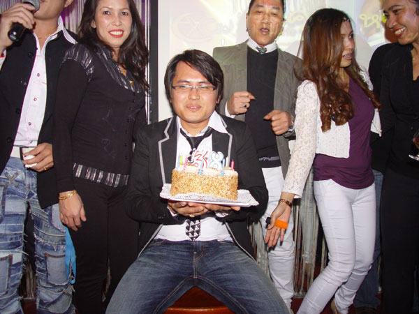 Thaimann Yad lässt sich feiern