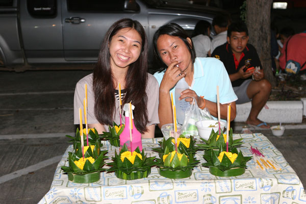 Kids mit Krathongs in Korat