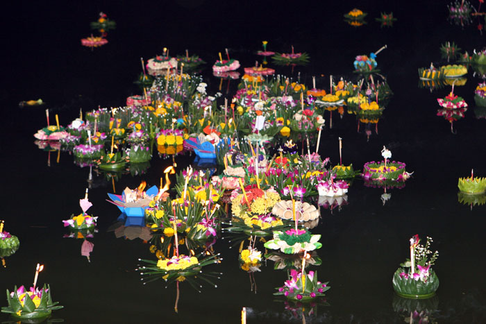 Die Krathongs nehmen die Wünsche mit