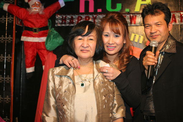 Thaifrau Bua übergibt die Goldkette 2009