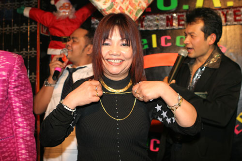 die Gewinnerin einer Goldkette strahlt 2009