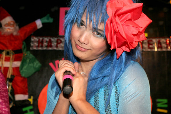 hübscher Thaimann mit Blume im Haar 2009