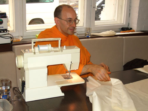 Bhante Medhayo näht die Robe 2008